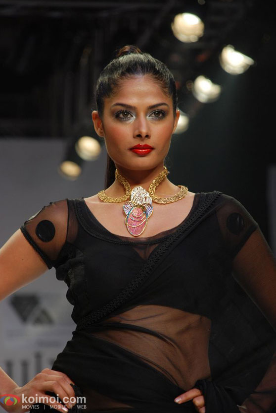 Eesha Koppikhar-Ayesha Dharkar At IIJW Day 2