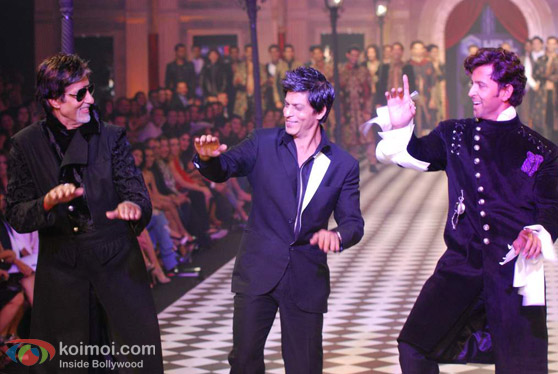 Amitabh Bachchan & Hrithik Roshan Dance To Shah Rukh Khan's Tunes!_09