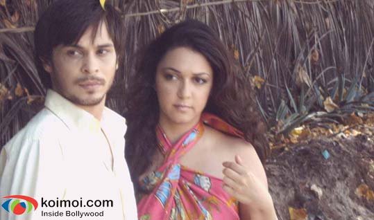 Ayaan Ahmad, Nauheed Cyrusi