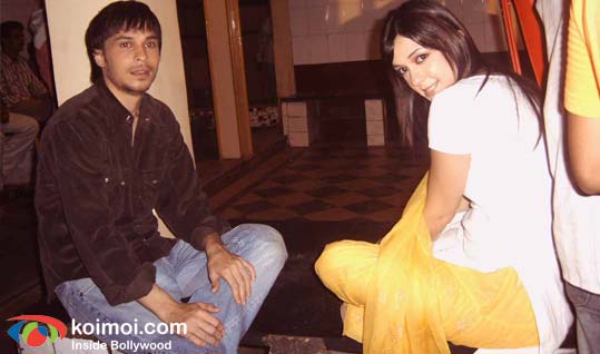 Ayaan Ahmad, Nauheed Cyrusi
