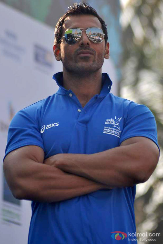 John Abraham At Standard Chartered Mumbai Marathon 2012