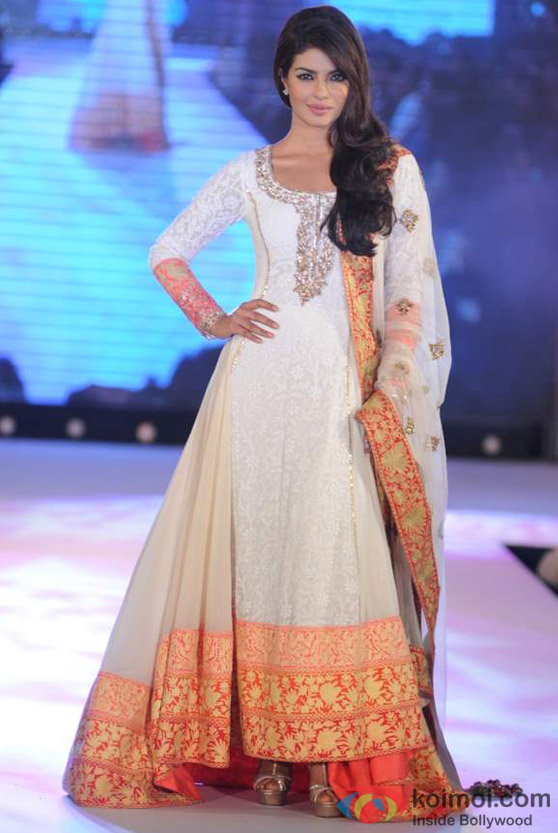 Priyanka Chopra Sizzles The Ramp At Manish Malhotra's Show
