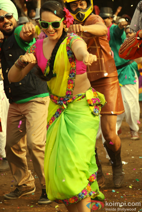 Hot Sonakshi Sinha Shaking a leg on the sets of Joker Movie