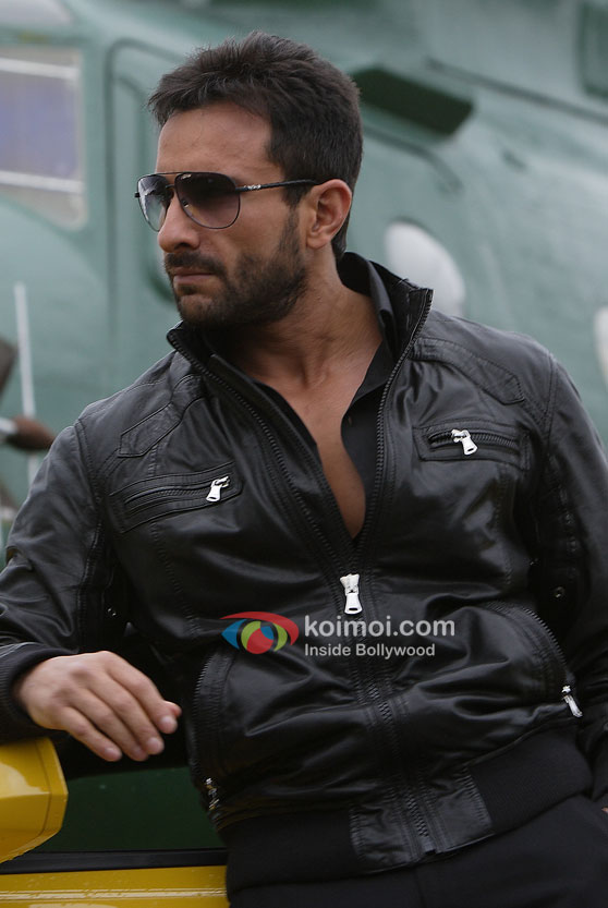 Saif Ali Khan near a chopper in Agent Vinod Movie