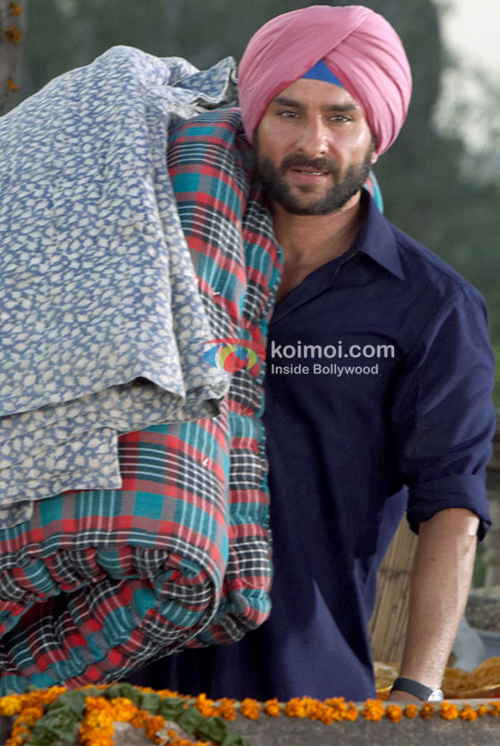 Saif Ali Khan sneaks into a house in Love Aaj Kal Movie