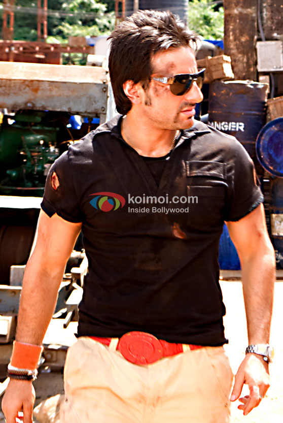 An injured Saif Ali Khan in Tashan Movie
