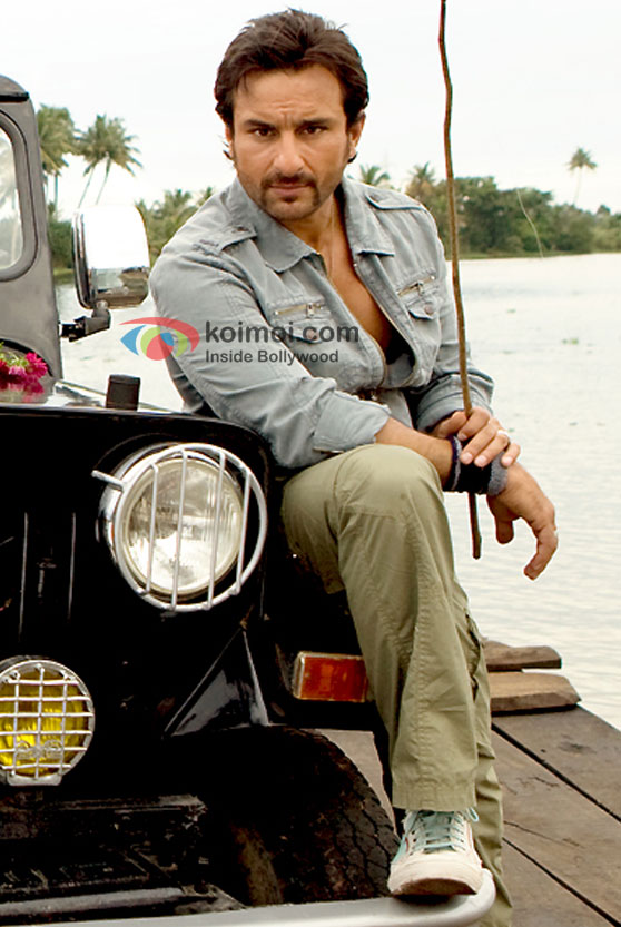 Saif Ali Khan near a jeep in Tashan Movie