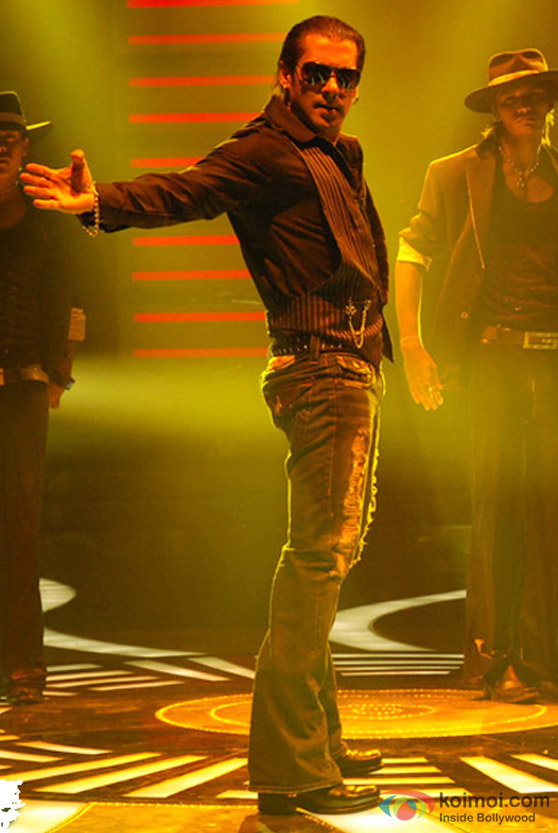 Salman Khan shows his moves in Wanted Movie