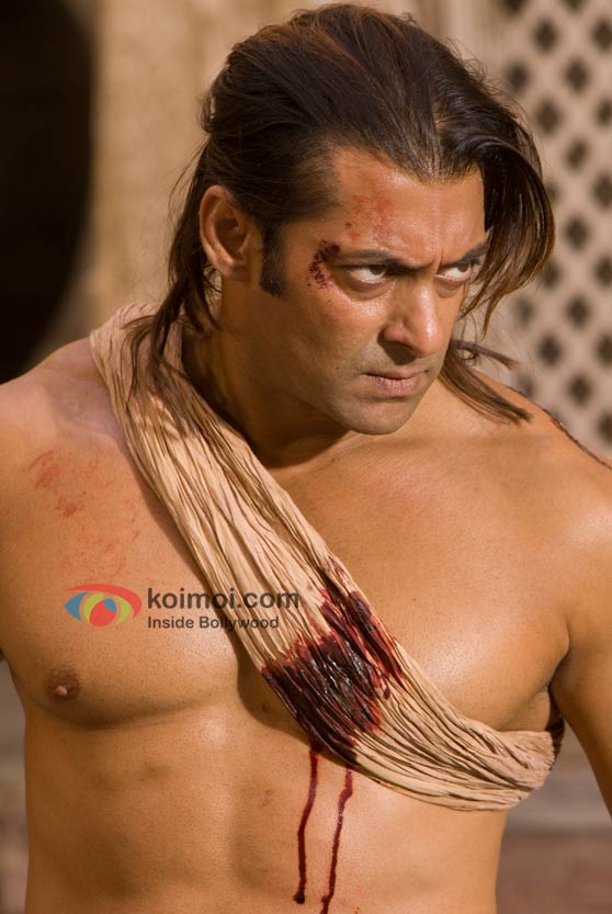 An injured Salman Khan in Veer Movie