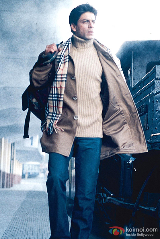 Shah Rukh Khan at the station in Main Hoon Na Movie