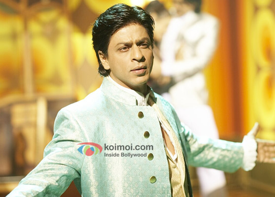 Shah Rukh Khan does his characteristic pose in Om Shanti Om Movie