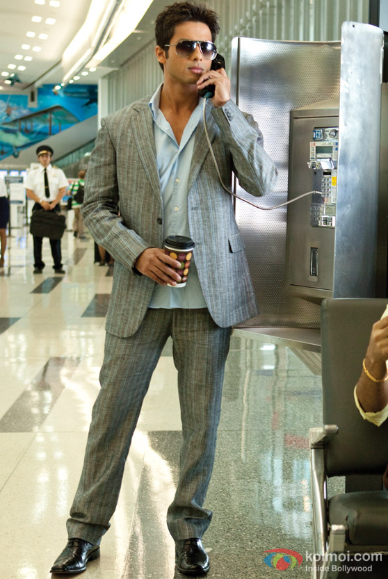 Shahid Kapoor at the airport in Badmaash Company Movie