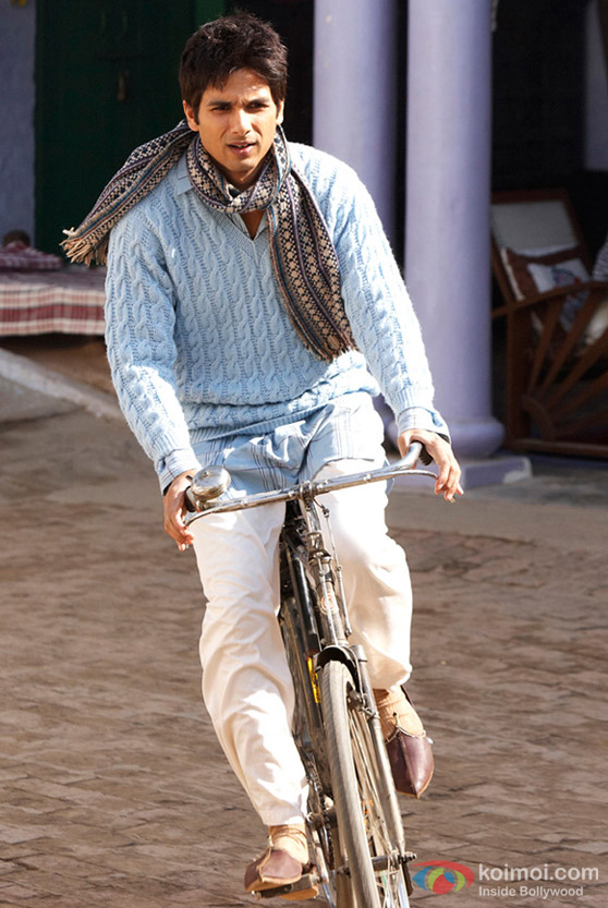 Shahid Kapoor rides a bicycle in Mausam Movie