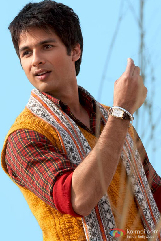 Shahid Kapoor flies a kite in Mausam Movie