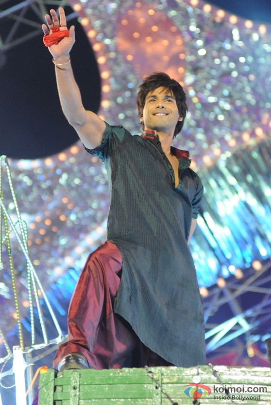 Shahid Kapoor Dance At Colors Screen Awards 2012