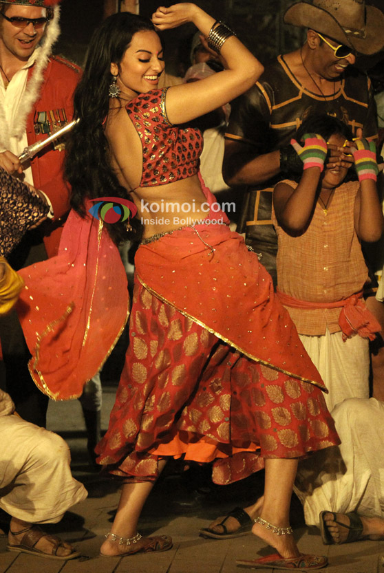 Sonakshi Sinha shakes her hip in Joker Movie