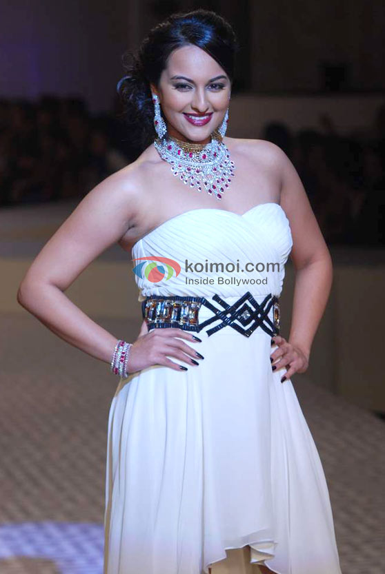 Sonakshi Sinha Ramp Walk At HDIL Couture Week 2010 Show
