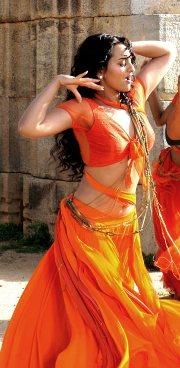 Sonakshi Sinha hot dance in saree in Rowdy Rathore Movie