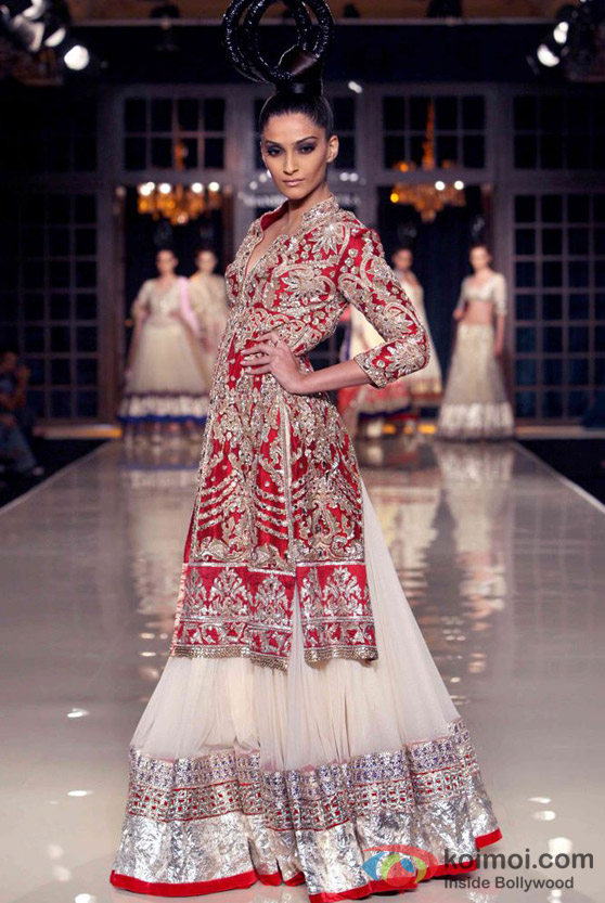 Sonam Kapoor Ramp Walk At Delhi Couture Week 2011 Event