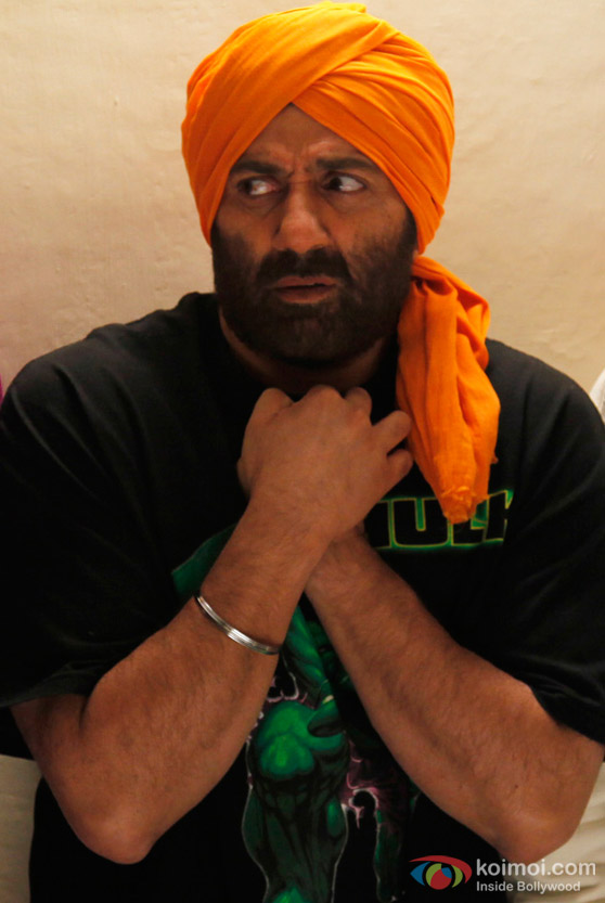 A frightened Sunny Deol in Yamla Pagla Deewana Movie