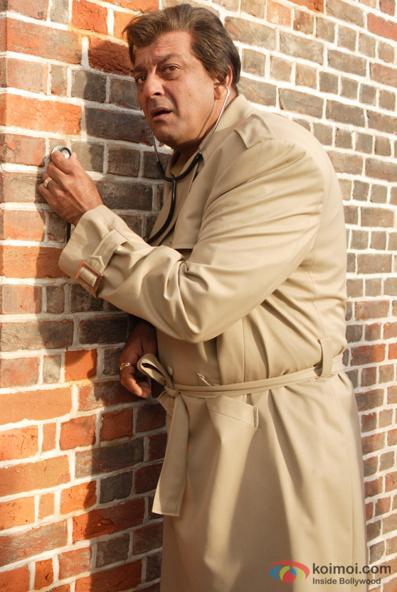 Sanjay Dutt tries to eavesdrop in Chatur Singh Two Star Movie