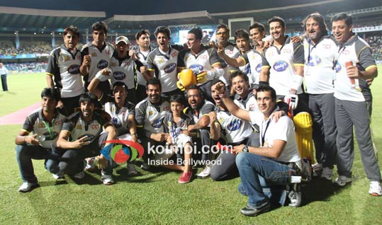 Sonu Sood, Ashish Chowdhry, Kabir Sadanand, Varun Badola, Shabbir Ahluwalia, Sohail Khan, Apoorva Lakhia, Sunil Shetty, Angad Bedi, Vatsal Sheth, Aftab Shivdasani, Mahesh Manjrekar