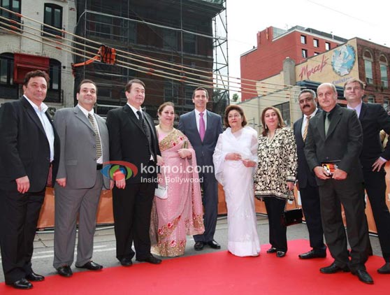 Rishi Kapoor, Rajiv Kapoor, Randhir Kapoor, Krishna Raj, Reema Jain, Manoj Jai, Anupam Kher At IIFA