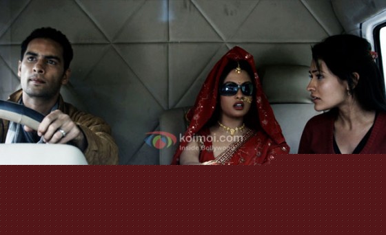 Jagrat Desai, Riya Sen, Sasha Goradia (Tere Mere Phere Movie Stills)