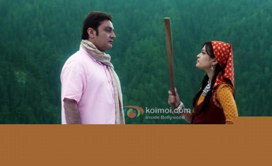 Vinay Pathak, Riya Sen (Tere Mere Phere Movie Stills)