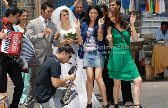 Zayed Khan, Diya Mirza (Love Breakups Zindagi Movie Stills)