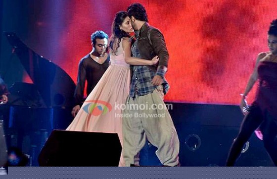 Nargis Fakhri, Ranbir Kapoor Rockstar At Concert