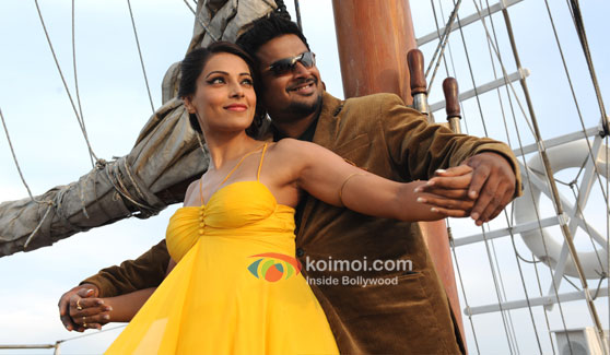 Bipasha Basu, R. Madhavan (Jodi Breakers Movie Stills)