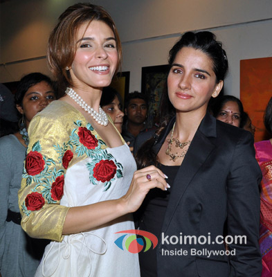 Rageshwari & Shruti Seth At Ponnam Salecha's Painting Exhibition 