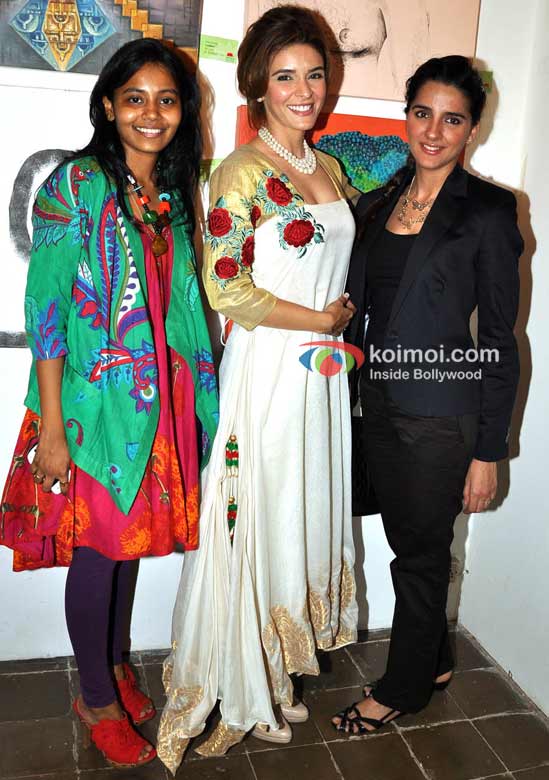 Rageshwari & Shruti Seth At Ponnam Salecha's Painting Exhibition