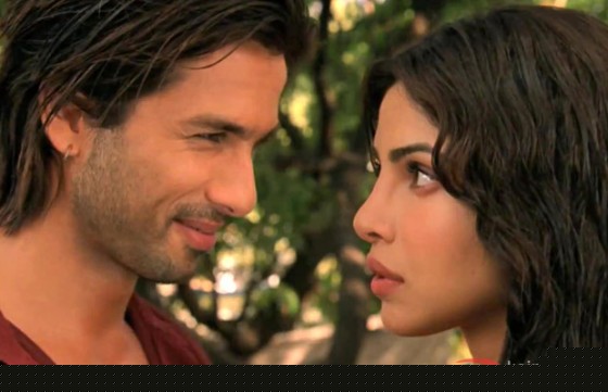 Shahid Kapoor smiles at Priyanka Chopra in Teri Meri Khaani Movie Stills