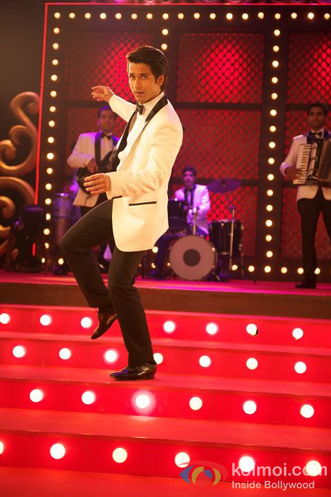 Shahid Kapoor dance on the floor in Teri Meri Kahaani Movie Stills