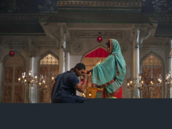 Shahid Kapoor pray for Priyanka Chopra in Teri Meri Kahaani Movie Stills