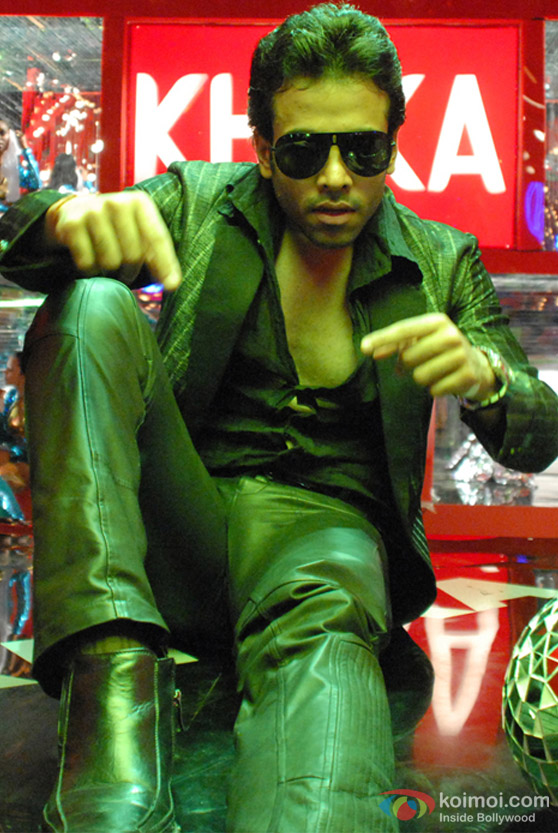 Tusshar Kapoor in all black in C Kkompany Movie