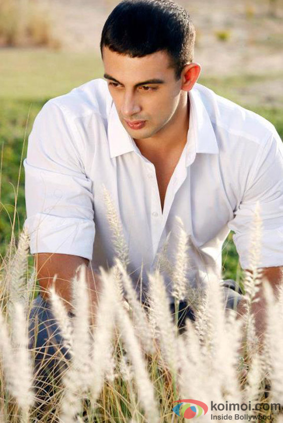 Arunoday Singh plays the cool and composed cop in Jism 2 Movie Stills