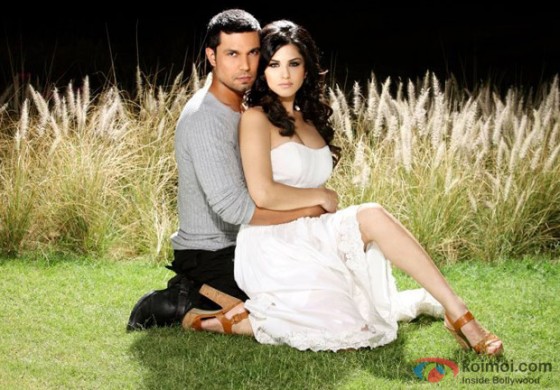 Randeep Hooda and Sunny Leone in a romantic pose in Jism 2 Movie Stills