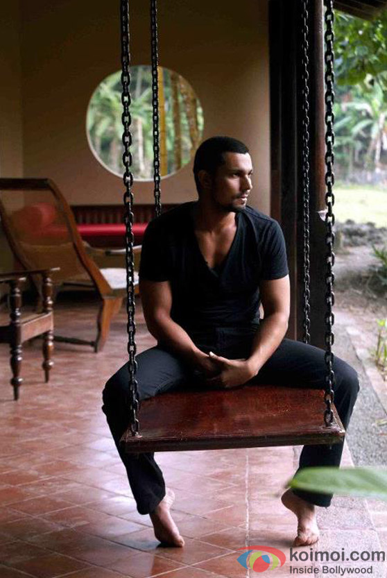 Randeep Hooda is sure to get all the ladies applause in Jism 2 Movie Stills