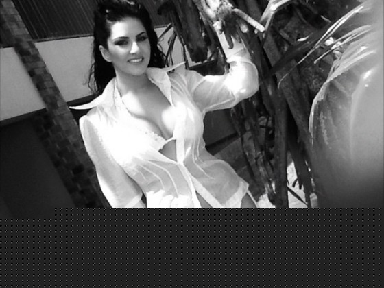 Sunny Leone looking hot on the set of Jism 2 Movie Stills