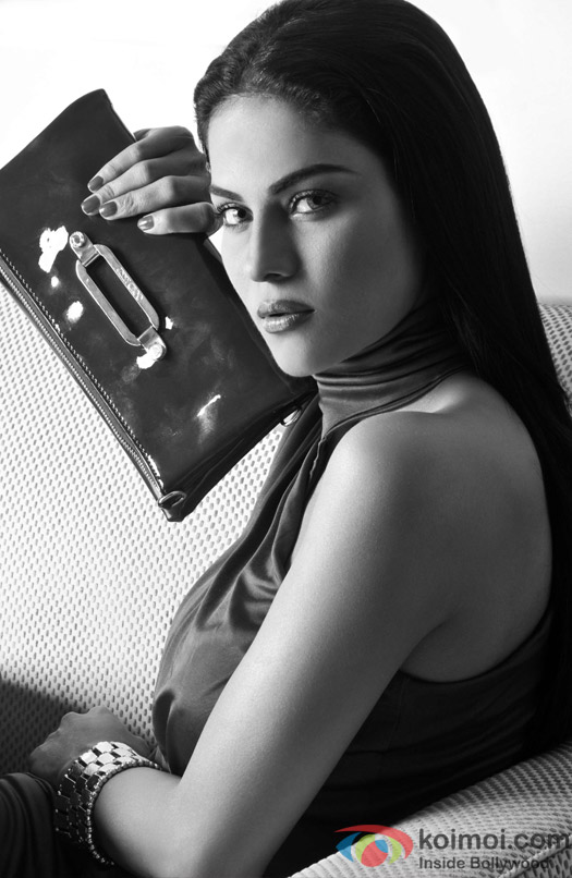 Veena Malik fusses with hers bags