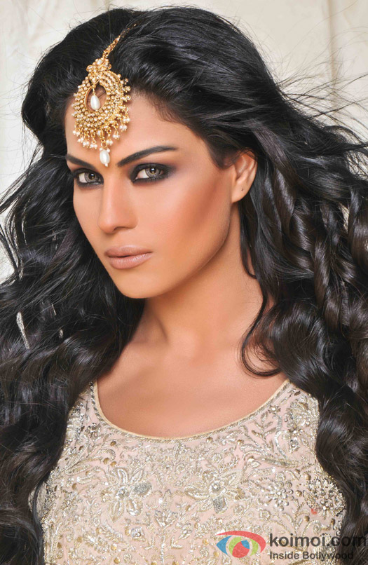Veena Malik gives a luring look