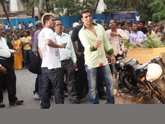 Akshay Kumar appearance in public at song shooting of Oh My God movie stills
