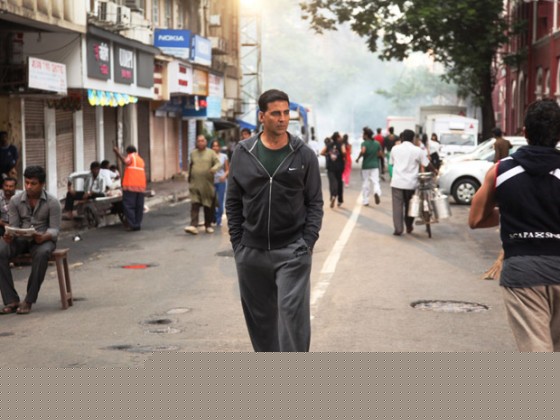 Akshay Kumar walk on road at song shooting of Oh My God movie stills