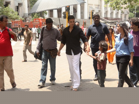 Akshay Kumar with a kid at song shooting of Oh My God movie stills