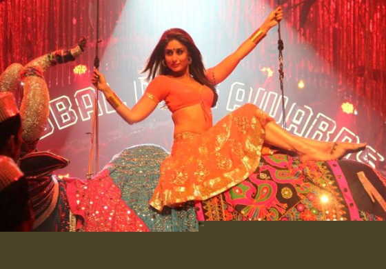 Kareena Kapoor Hot making an entrance for Halkat Jawani Song in Heroine Movie Stills