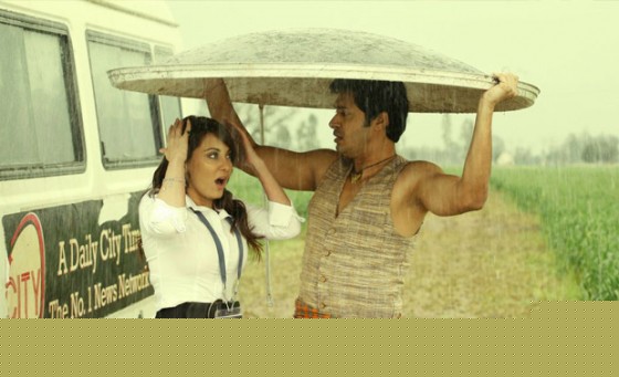 Minissha Lamba and Shreyas Talpade romantic scene in Joker Movie Stills