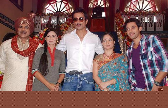 Rituraj Singh, Rati Pandey, Sonu Sood, Sheeba Chaddha, Sumit Vats on the sets of Hitler Didi To Promote Maximum Movie